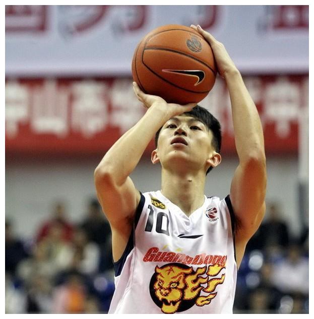 4助攻,二分球命中率45%,三分球命中率仅有27%,是林书豪,方硕之后的第