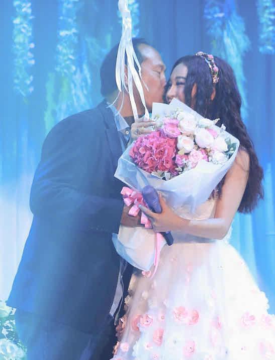 温碧霞穿白色连衣裙开演唱会配方便面卷发像公主富商老公献吻