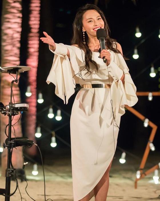 马雅舒的曲线也太婀娜了吧,穿白裙却显得很撩,难怪她二婚嫁的好