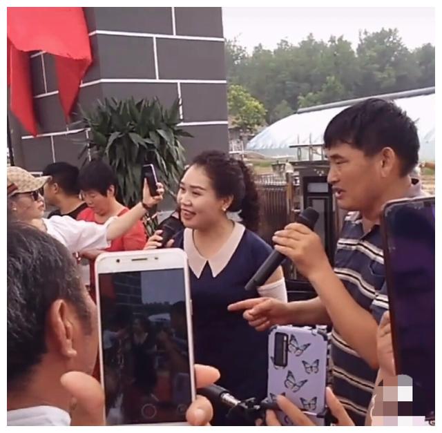 袁庆是非常崇拜大衣哥的粉丝,也是和大衣哥一起唱歌的最好搭档,许多