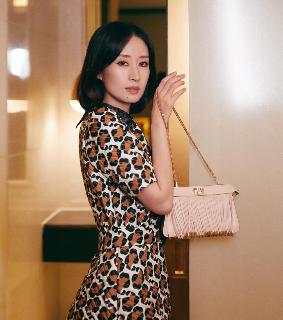 刘敏涛的贵妇范儿穿搭,灰色长大衣简洁大气,毛绒大衣雍容高贵