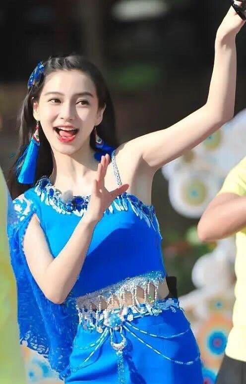 baby生图曝光穿蓝色露脐裙时髦大气无奈腰部赘肉明显