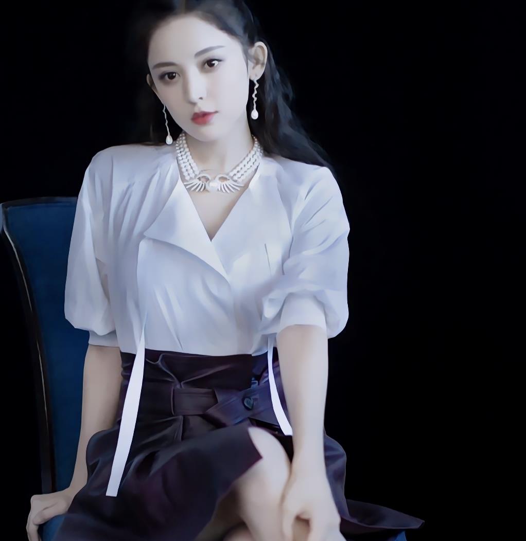 古力娜扎简约白衬衫搭俏皮短裙清新自然