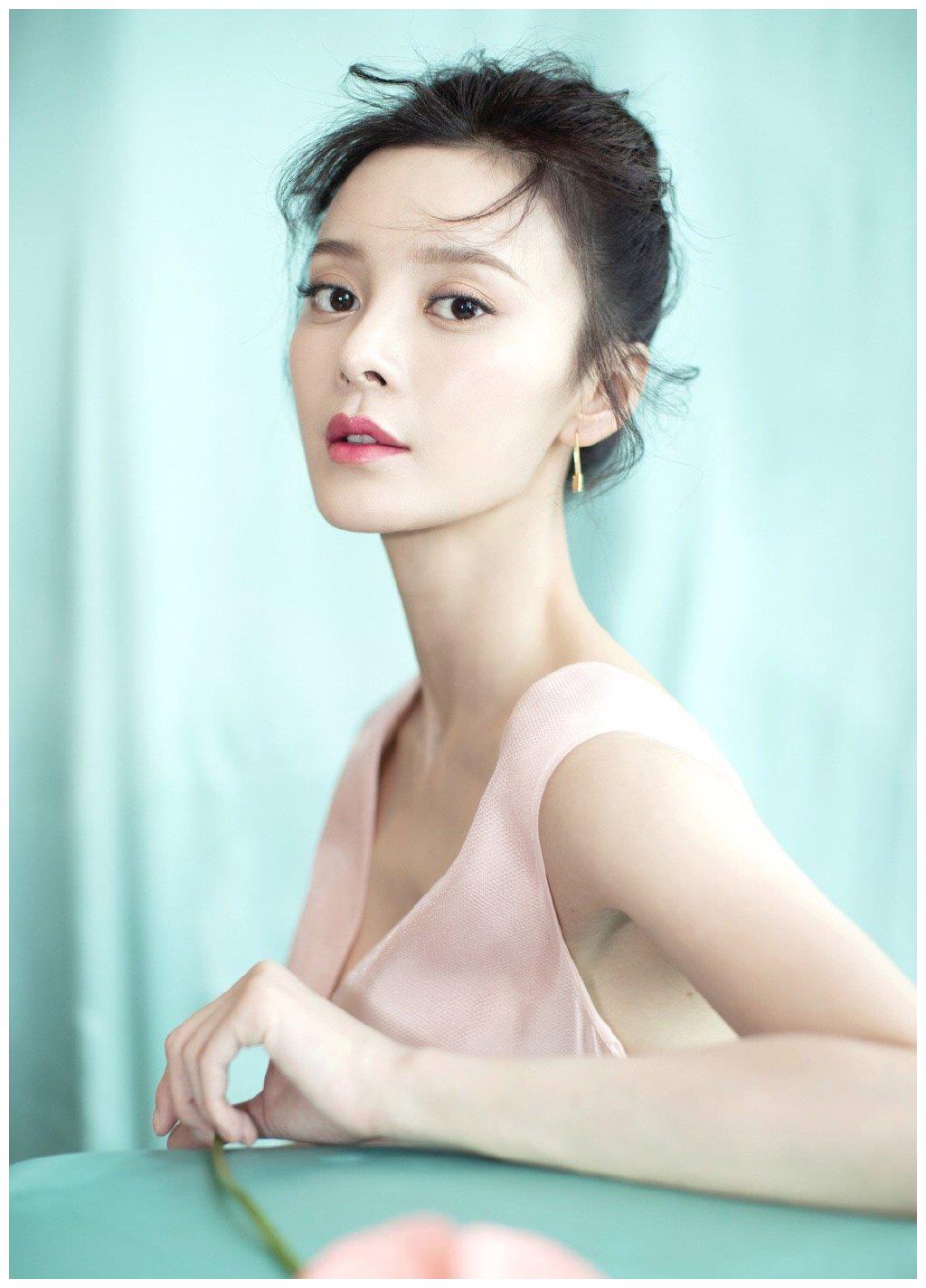 她演王凯初恋,穿黑裙拍写真,美得优雅又高贵|大江大河|王瑞子|黑裙