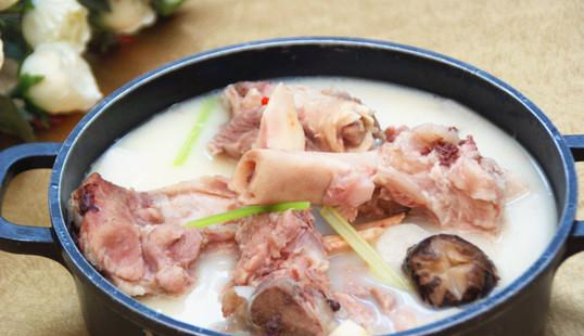 第一步:清水浸泡猪大骨很多人炖骨头汤时,都是将买回来猪大骨进行焯水