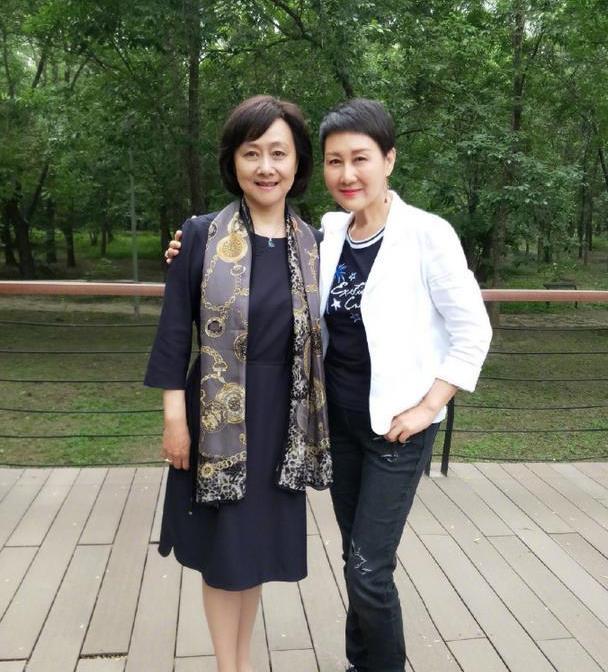张凯丽真不服老,穿粉色西装配皮裤好显嫩,一点不像60后的人