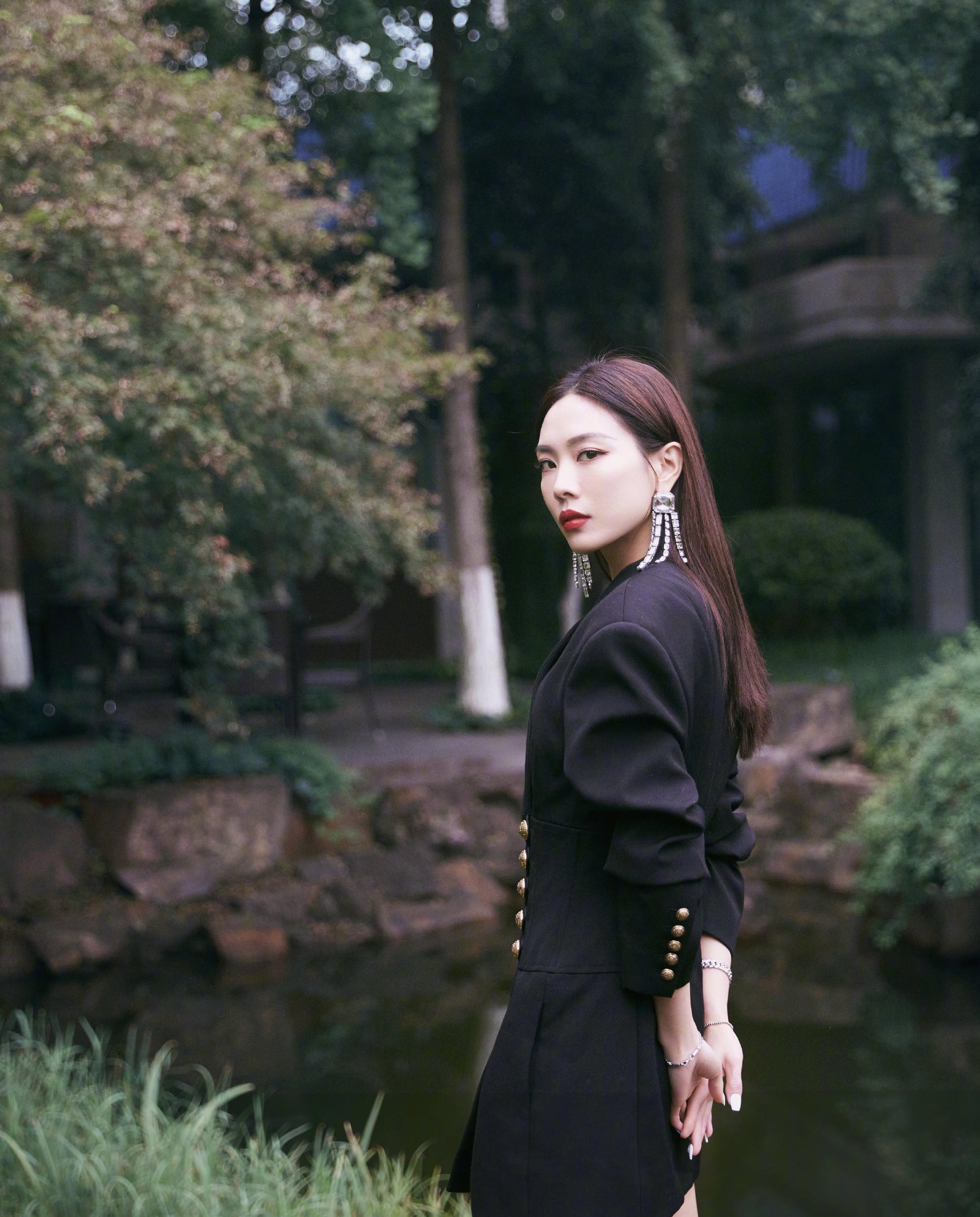 唱而优则演,王霏霏将参加《我就是演员》,黑色修身裙气场全开