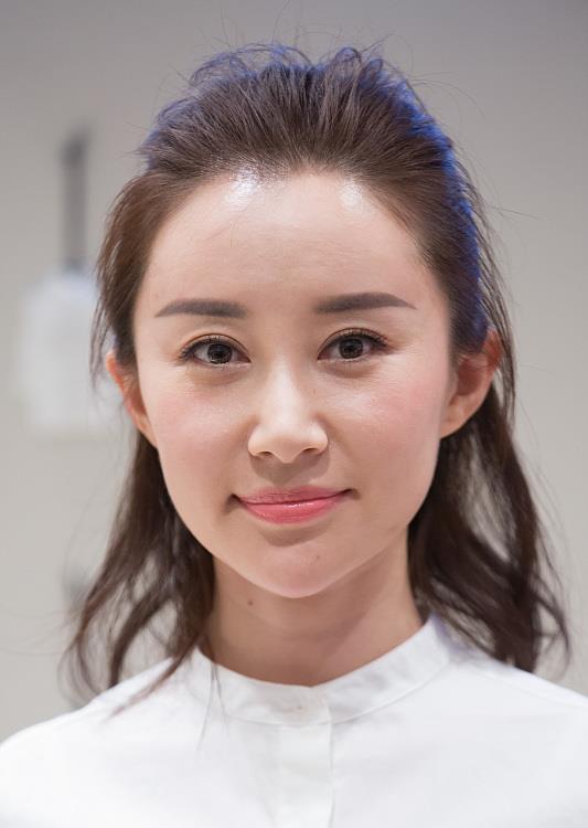 舒畅的变化也不小,近看虽然挺嫩的,但是也成熟了不少_高清图集_新浪网