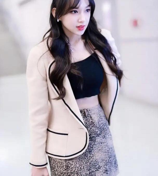 果不负"奶潇"头衔,程潇这身学院造型,身材好得路人都不敢同框|程潇