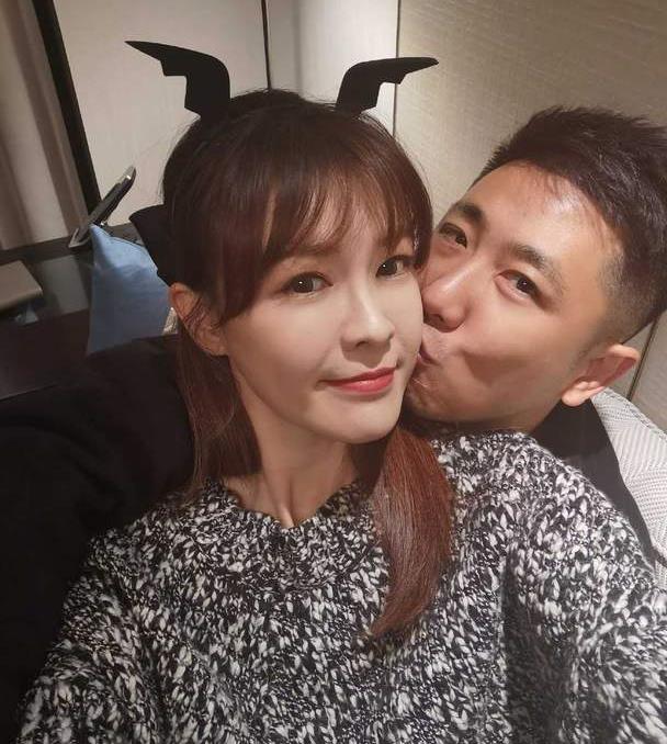 李艾与老公低调走机场,素颜穿黑色卫衣照样减龄,看不出是79年