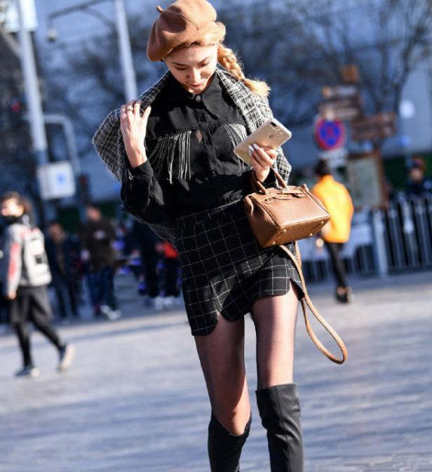 街拍:小姐姐黑色袜搭配格子裙,美得跟名媛一样