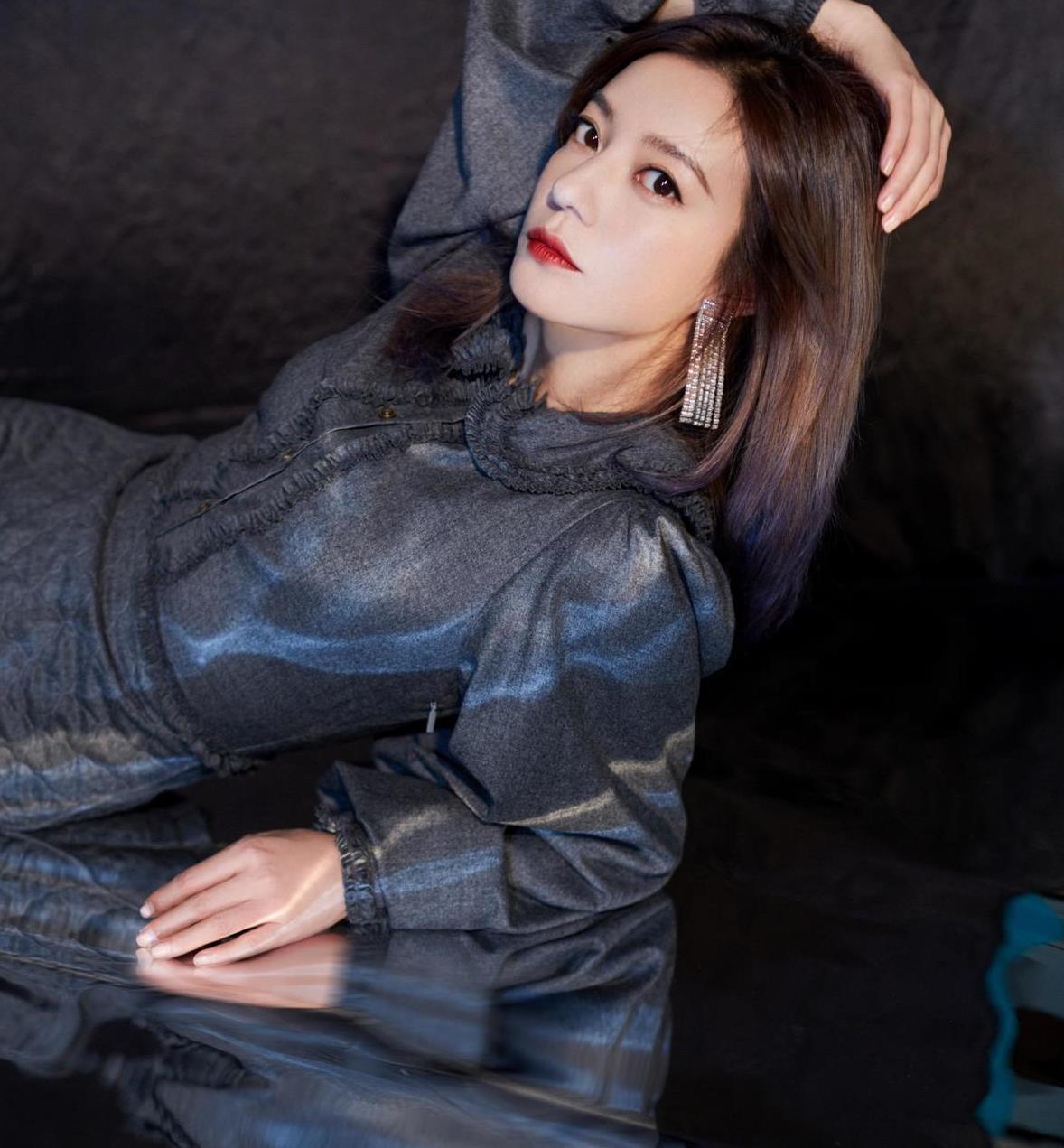 赵薇"瘦"后依然是女神,穿一件连衣裙气质全开,竹竿腿真吸睛