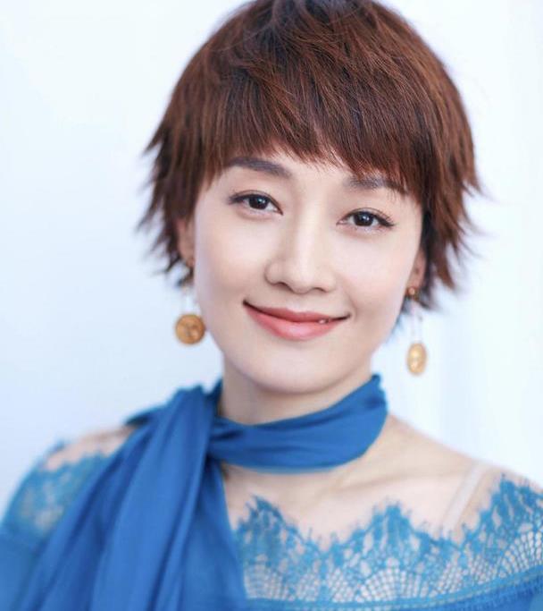 "马伊琍"越高调越惊艳,穿蓝色蛋糕裙走红毯,回眸一笑真养眼
