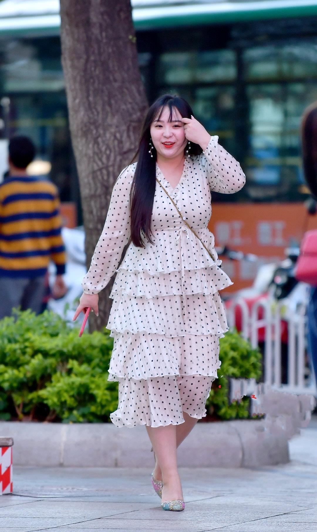 微胖女生穿波点蛋糕裙,凸显青春活力之美_高清图集_新浪网