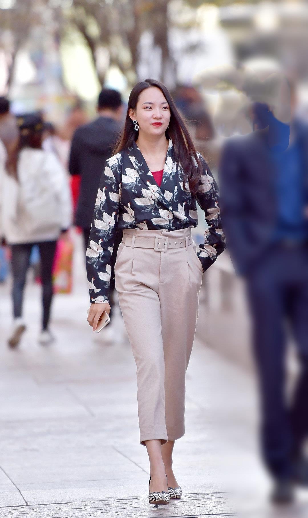 花色上衣搭配九分休闲裤穿出减龄又时髦的效果