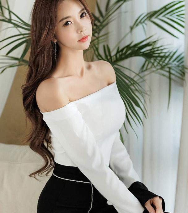 美女珠珠搭配这两款露肩女装尽显女性优雅气质