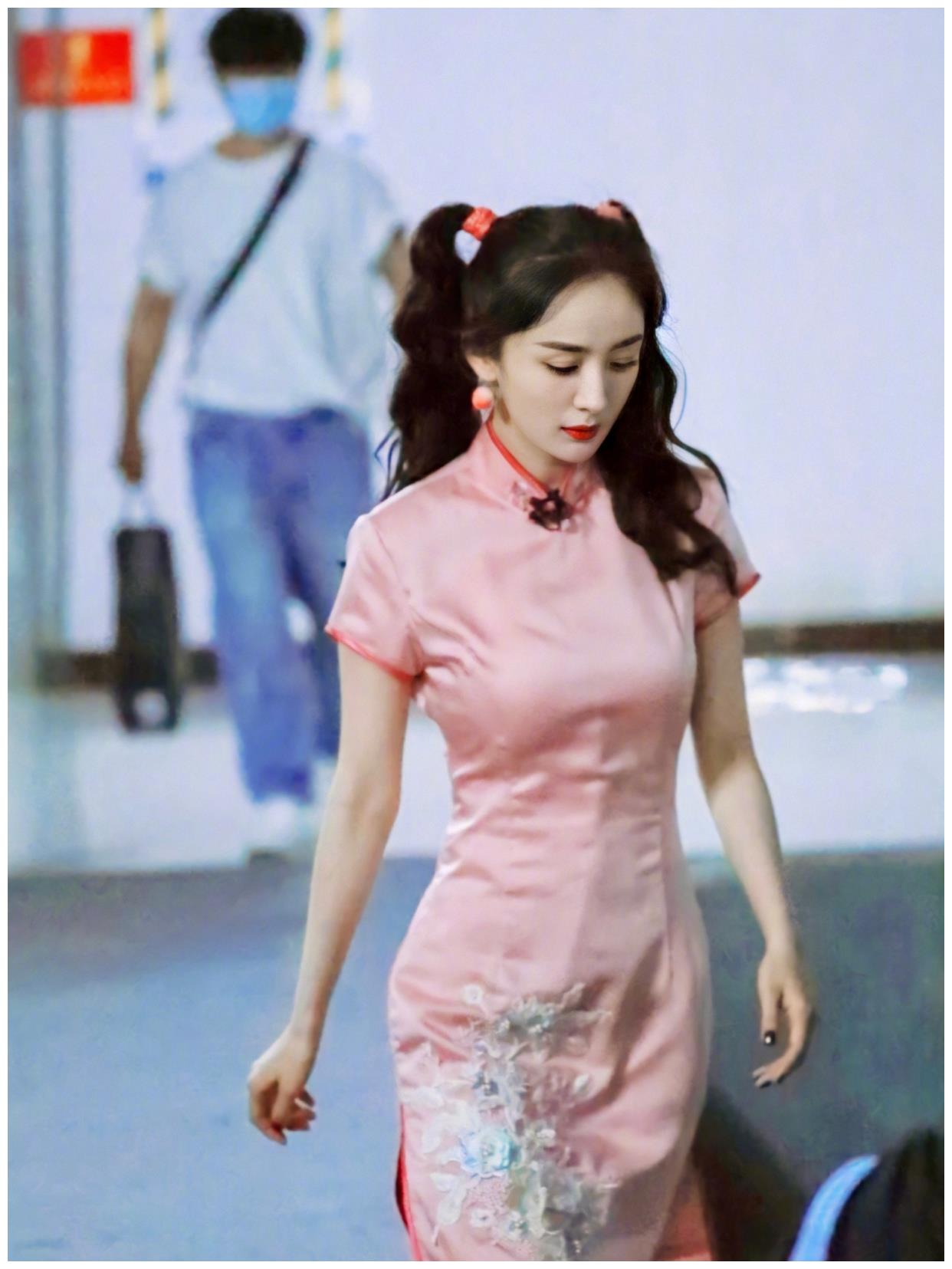 杨幂《密室大逃脱》最新路透,一身粉色旗袍 双马尾,好身材绝了