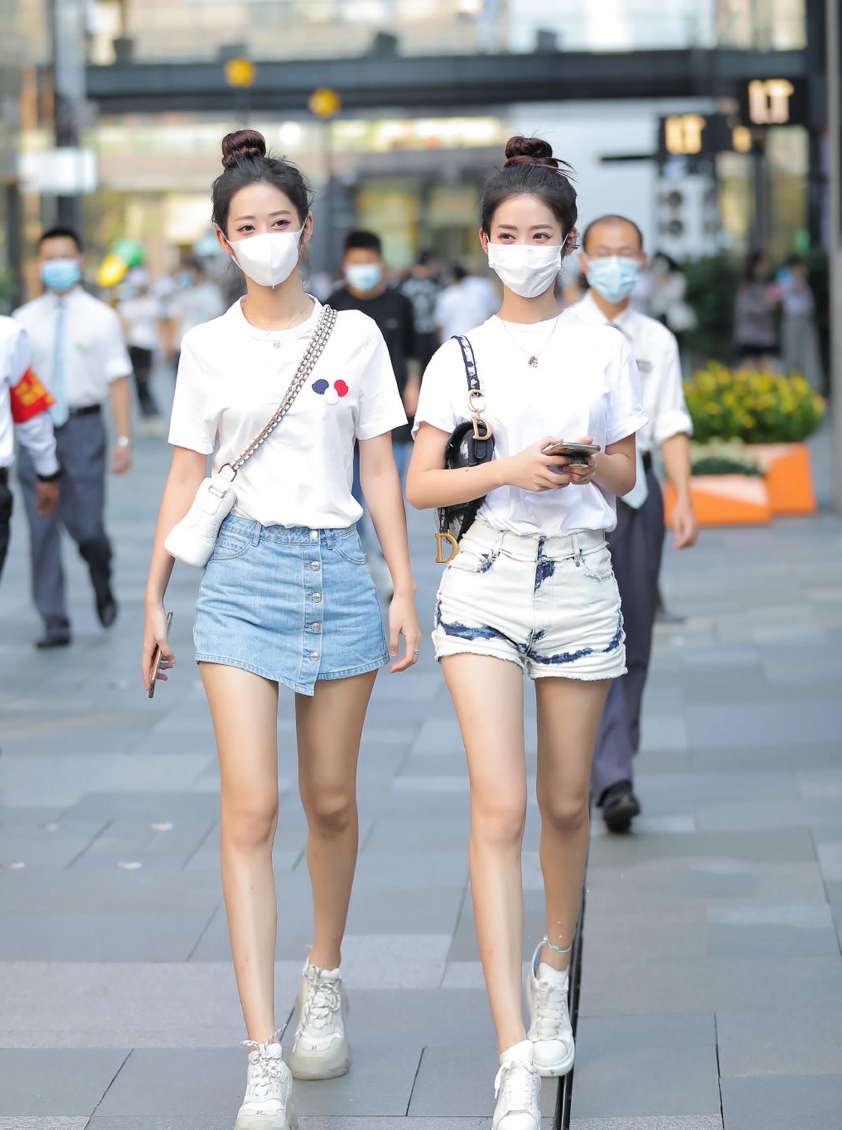 腿细女生就是好,不用为穿搭犯愁,露腿的打扮显得很苗条