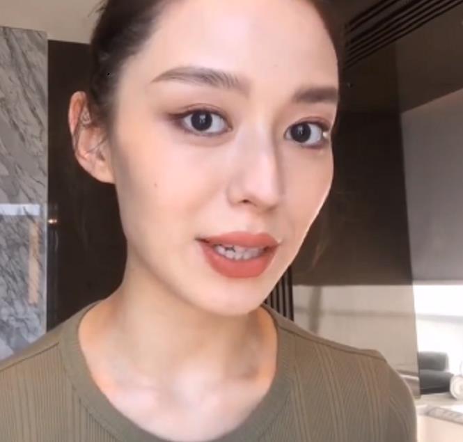 吉娜素颜照片曝光,化身美妆博主,看到化妆后:还是有区别的|吉娜|素颜