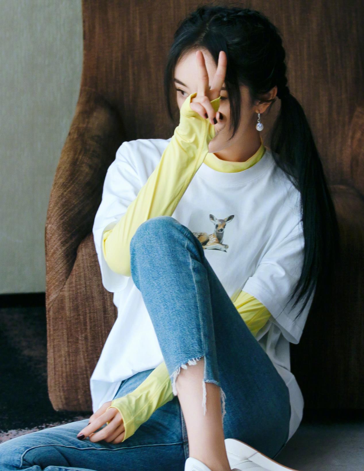 杨幂最新少女风造型元气麻花辫发型搭配印花衬衫活泼又少女