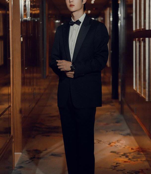 王一博又来耍帅了,站姿大气有超模气场,尤其一身白西装像是王子