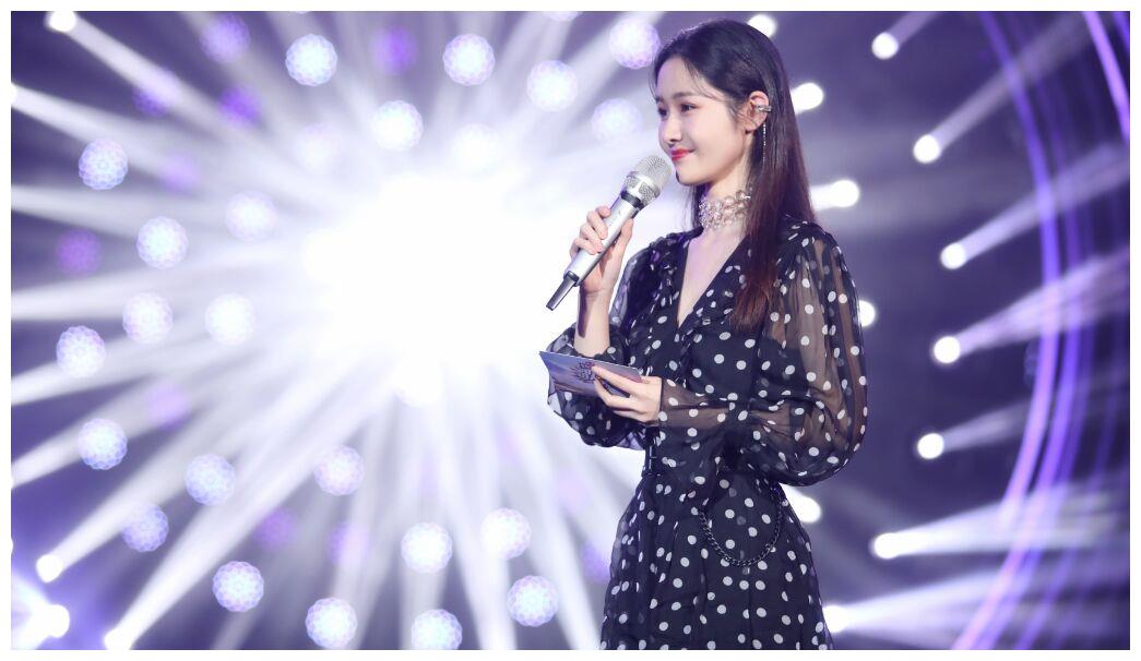 《歌手2020》中梁田穿搭有"窍门",五套主持服,拥有一套就够了