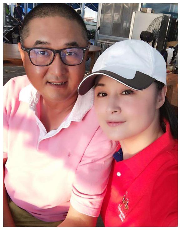 48岁"谢大脚"近照,身材发福认不出,拼事业不要孩子一生后悔