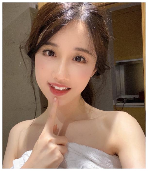 这哪像结过婚的轩子巨2兔新照青春爆棚小虎牙我爱了