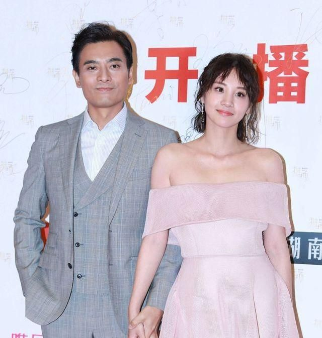 陈龙老婆真娇嫩,穿淡粉色一字肩礼裙,"v字锁骨"挺抢镜的
