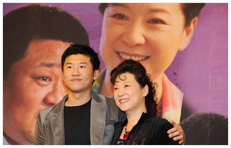 原来他是王馥荔儿子39岁才演戏走红如今越来越帅气