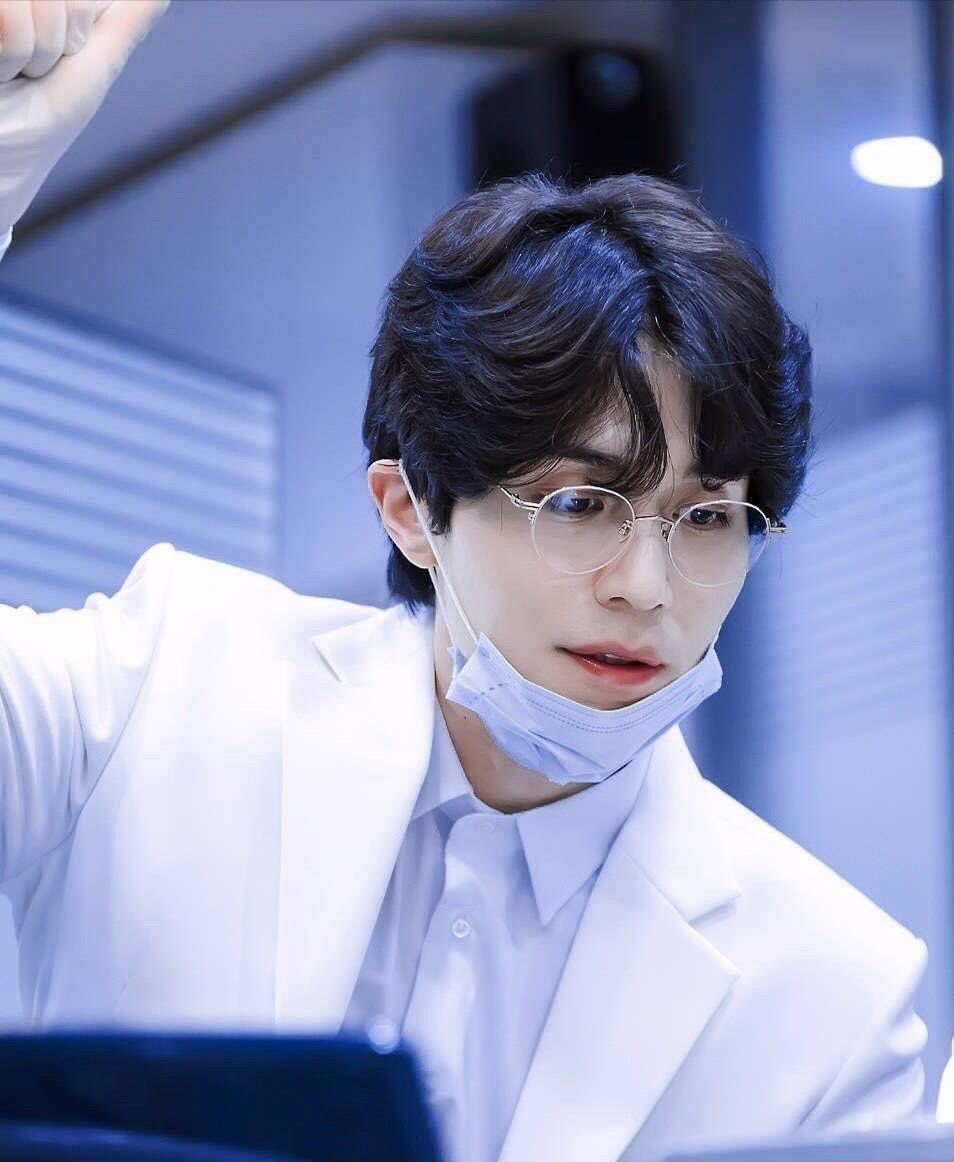 白色的制服诱惑搭配斯文的金边眼镜,再加上李栋旭精致的五官和性感的