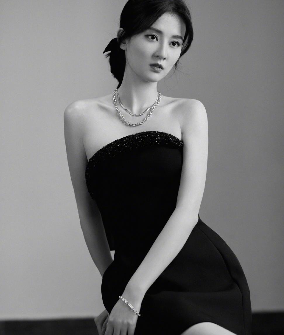 大气优雅又不失妩媚多姿|乔欣|露肩|短裙_新浪新闻