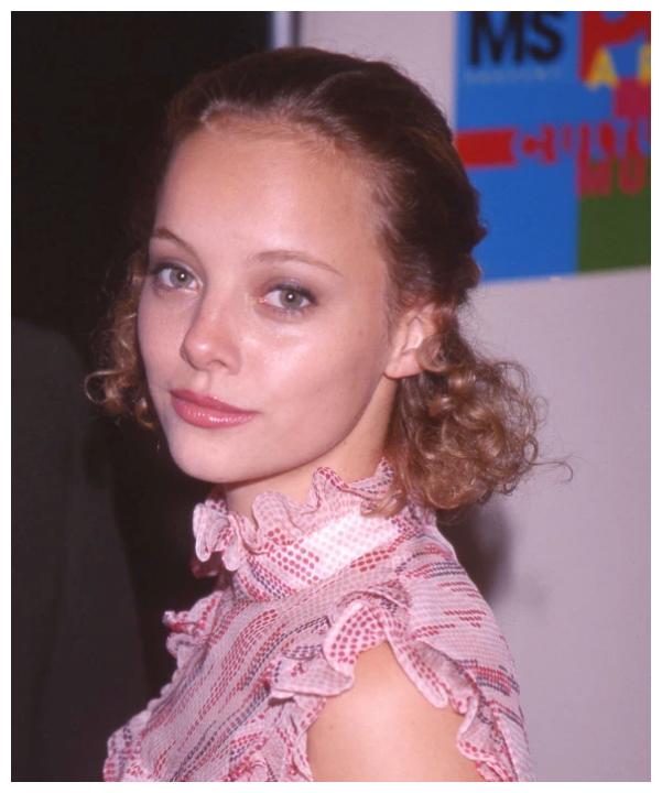 碧悠·菲利浦(bijou phillips)持续时间:1998年小李子在杂志上看到瓦