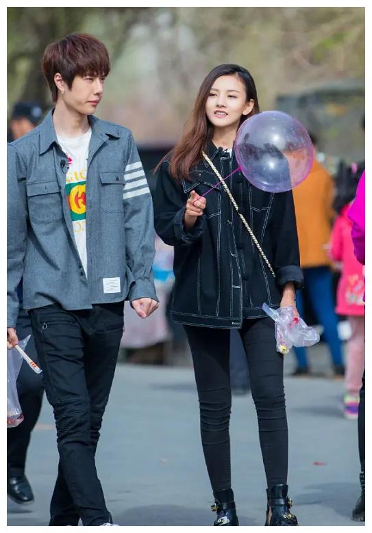 宋祖儿王一博新疆旅游,两人穿情侣装cp感爆棚!好看呀!