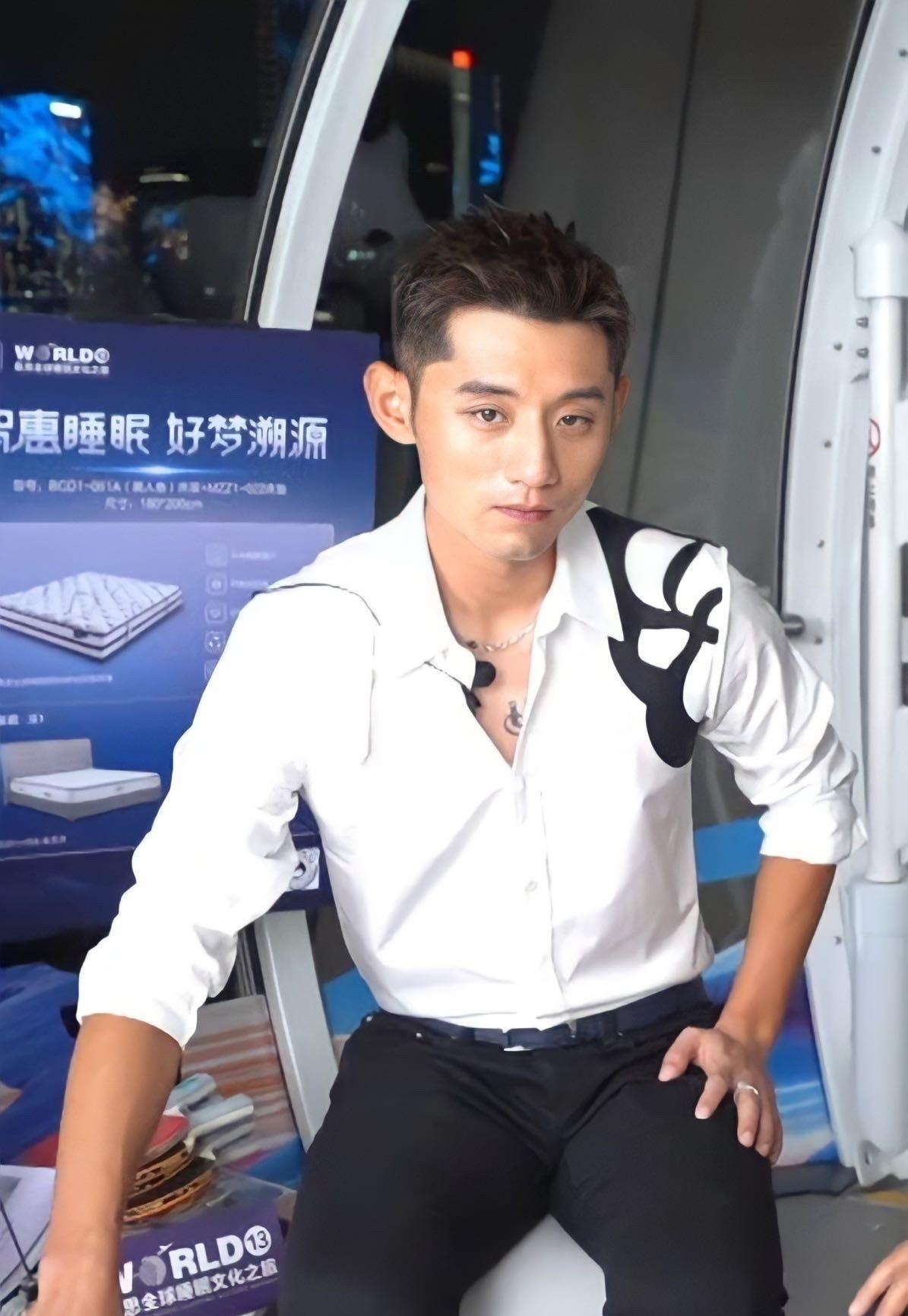 张继科的肌肉真有美感穿衬衫也藏不住好身材一点也不输明星