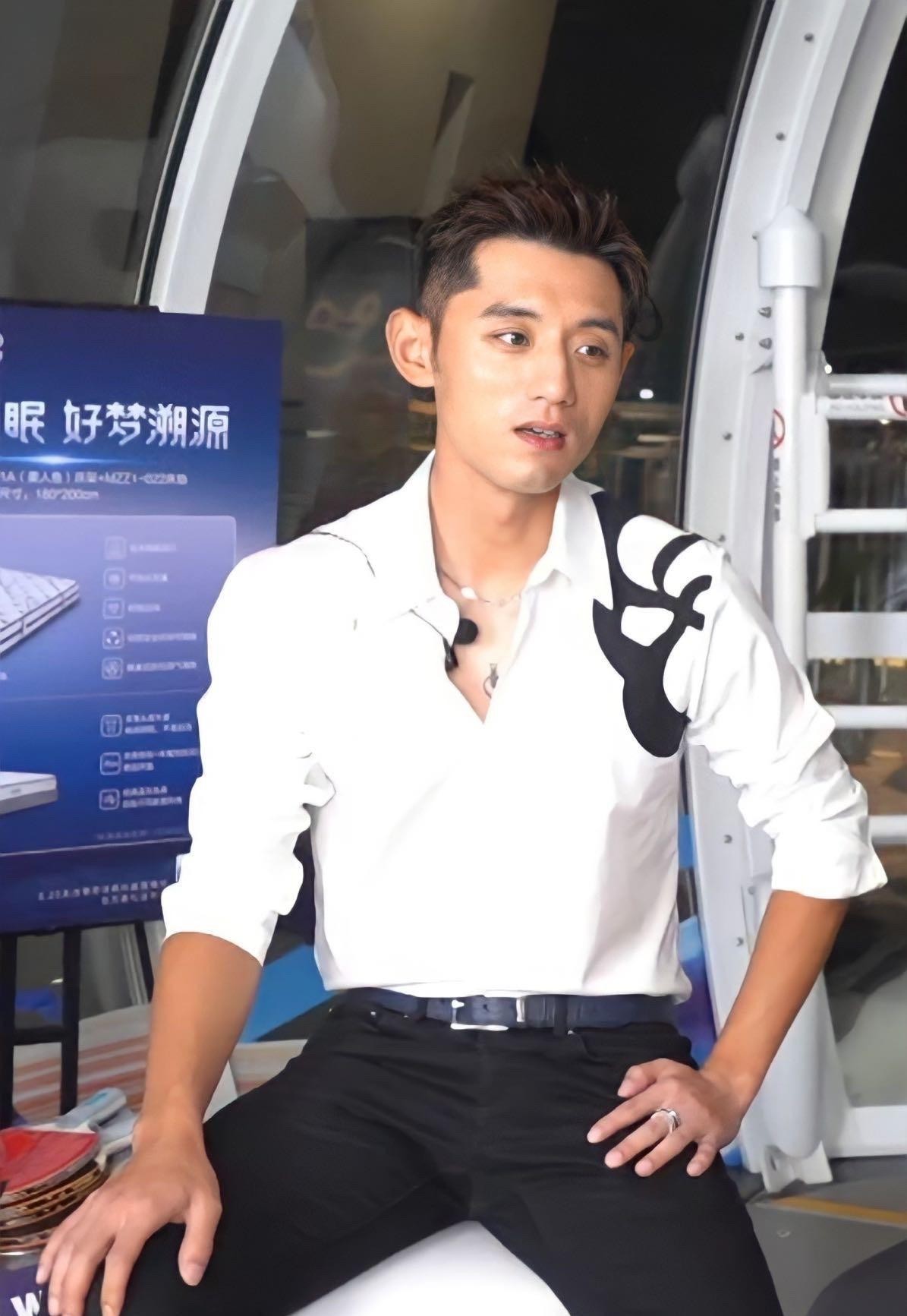 张继科的肌肉真有美感穿衬衫也藏不住好身材一点也不输明星