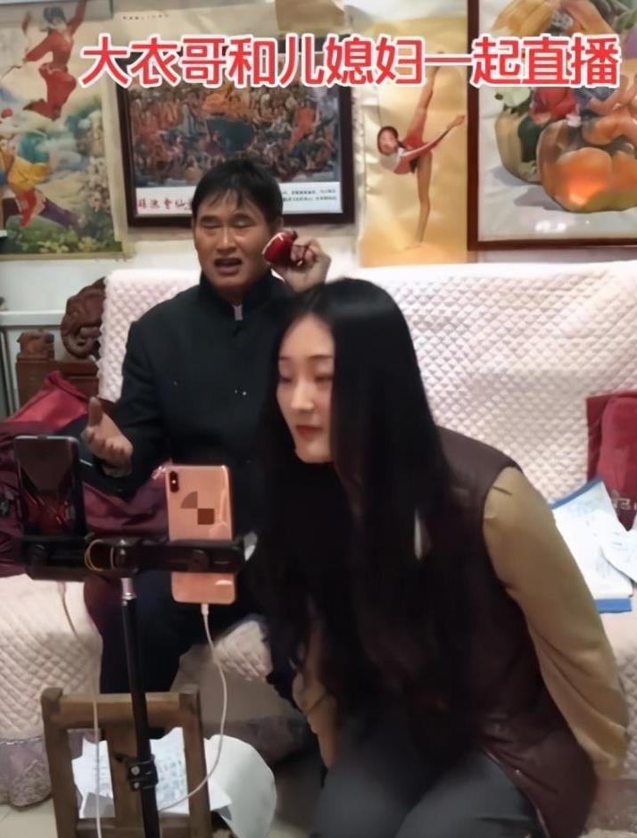 朱之文儿媳衣品翻车无袖马甲配卡其色衬衫直播没亲妈洋气