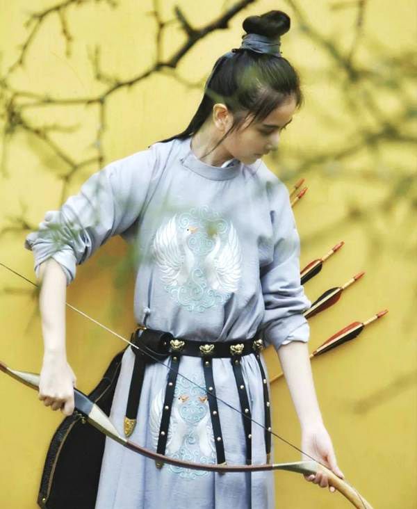 漫画家夏达身穿飘逸汉服灵气动人