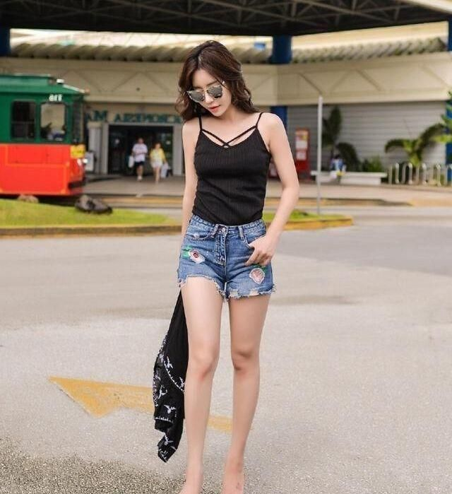 高挑有型的牛仔短裤美女分分钟打造吸睛的大长腿