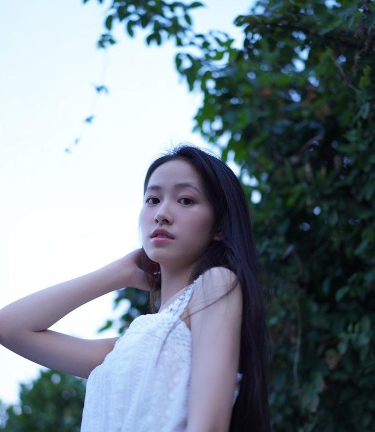 杨肸子全新浪漫街拍,身穿一袭白纱裙,尽显清新唯美|杨肸子|白纱裙