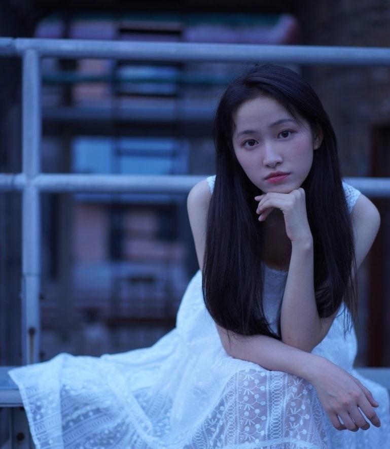 杨肸子全新浪漫街拍,身穿一袭白纱裙,尽显清新唯美|杨肸子|白纱裙