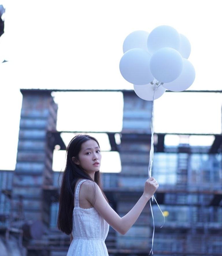 杨肸子全新浪漫街拍,身穿一袭白纱裙,尽显清新唯美|杨肸子|白纱裙