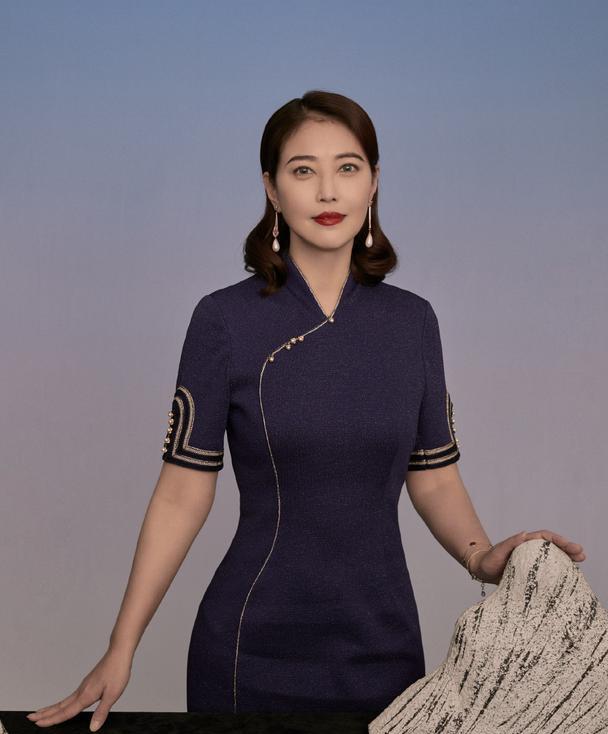 果然岁月不败美人,54岁周海媚状态依旧好,穿旗袍美得惊艳时光