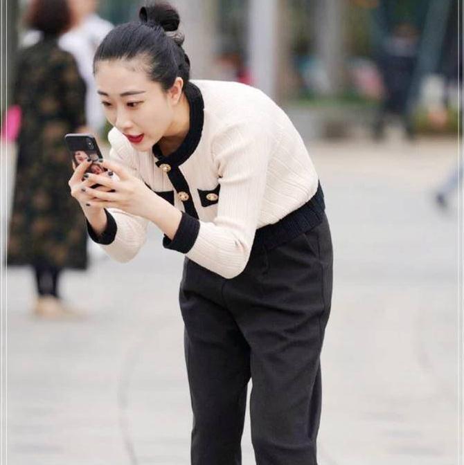 时尚街拍:年轻辣妈的黑白套装,兼顾稳重又保留俏皮