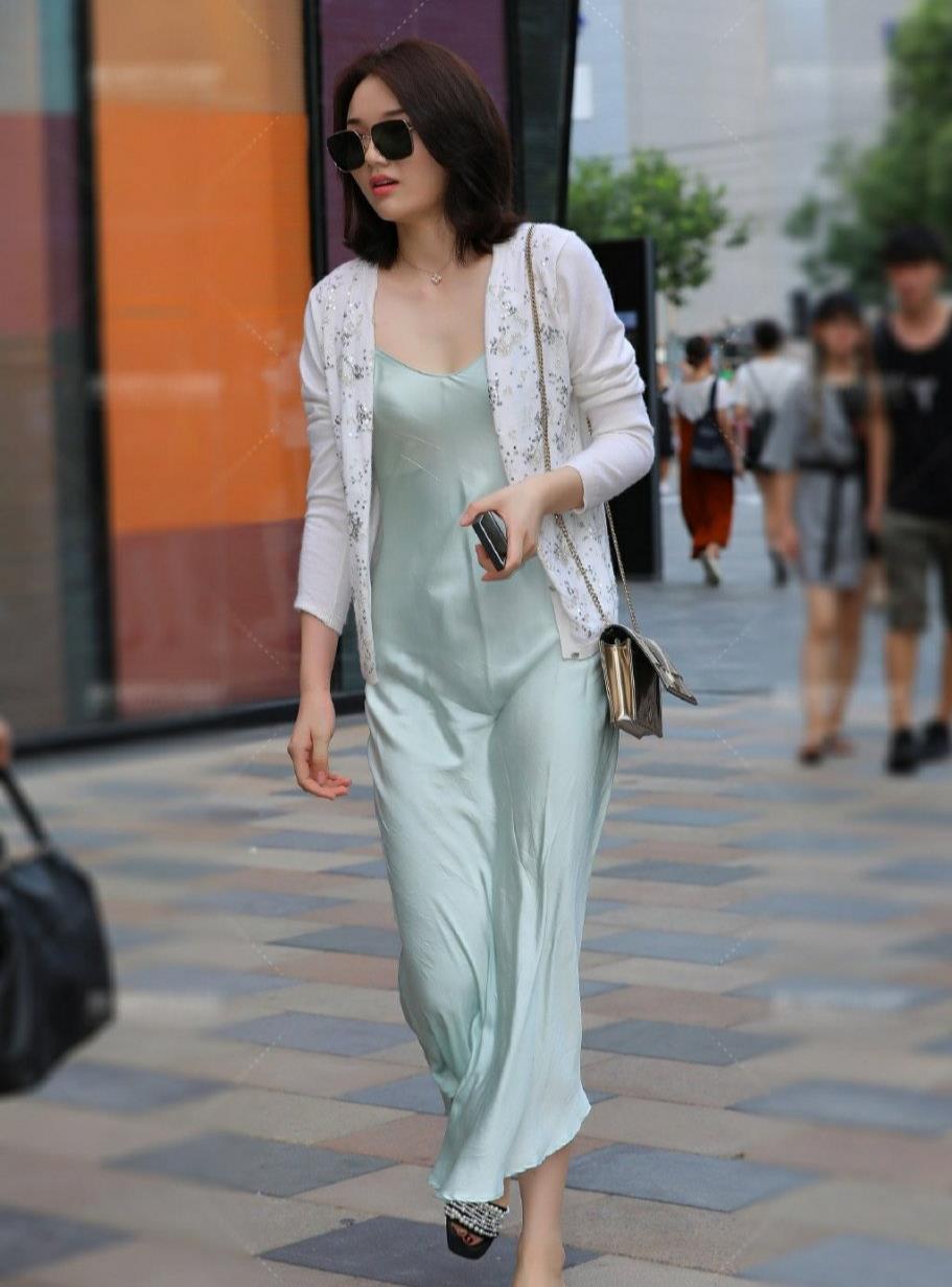 街拍:丝绸连衣裙的柔顺,恰似你的温柔.