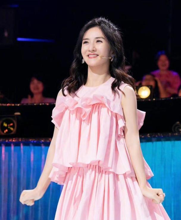 太阳女神谢娜永远都充满青春活力她的衣品穿搭也十分减龄