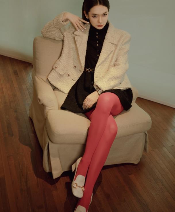 戚薇机场生图流出,穿白色卫衣配紫色羽绒大衣,37岁少女感十足