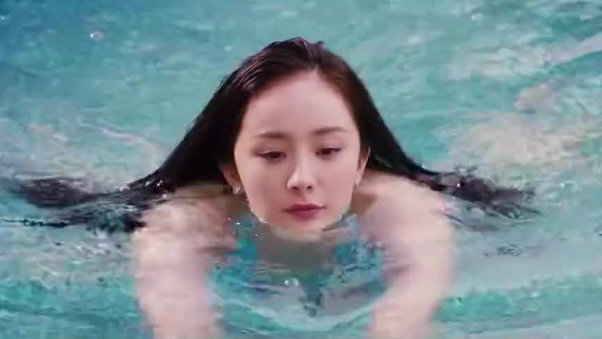 杨幂游泳身材大曝光,画面非常撩人,难怪小4岁的魏大勋会动心