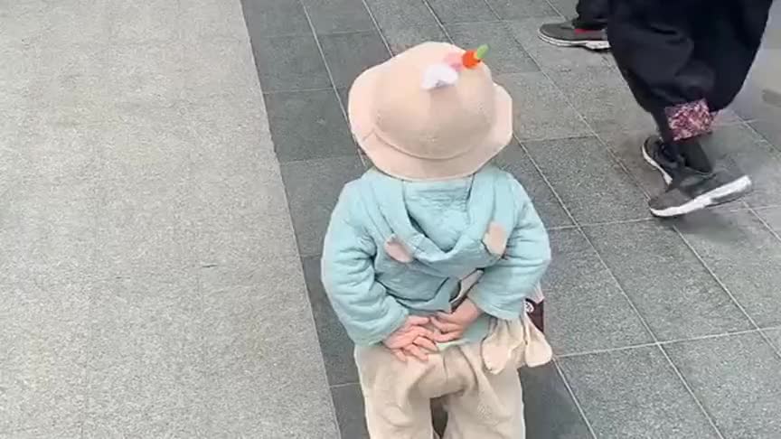 捉到一只小可爱,想模仿前面小姐姐背着手走路,但手太短了够不到