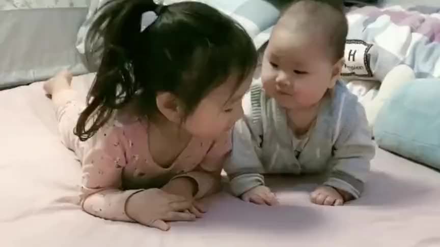姐姐教弟弟学习爬,教了半天弟弟还在原地,小模样好可爱!_新浪新闻
